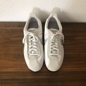 NIKE CORTEZ WHITE VELVET SNEAKERS w/ GREY LEATHER TRIM - NWOT SIZE 7.5US WOMENS